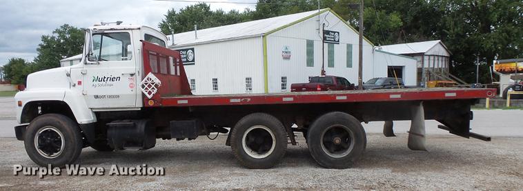 image for item FT9868 1984 Ford 8000 flatbed truck