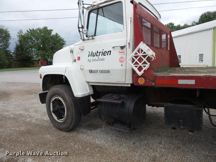 image for item FT9868 1984 Ford 8000 flatbed truck