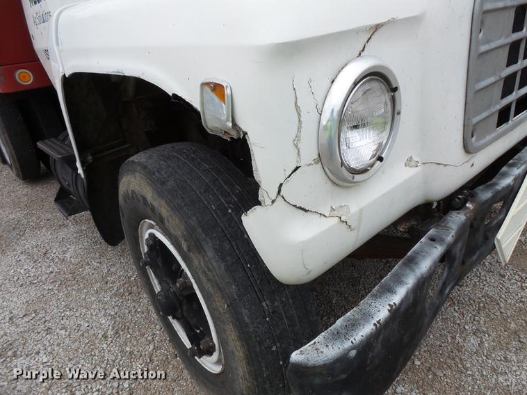 image for item FT9868 1984 Ford 8000 flatbed truck