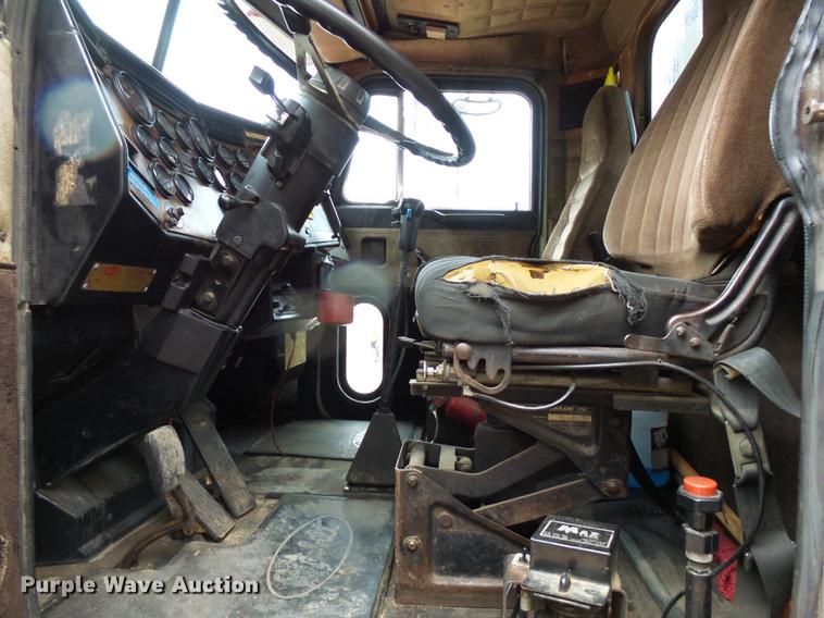 image for item DA3586 1989 Peterbilt 379 semi truck