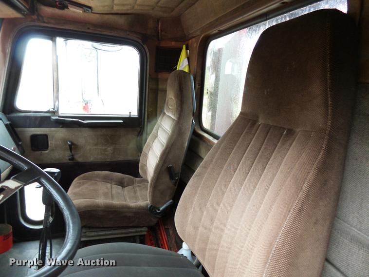 image for item DA3586 1989 Peterbilt 379 semi truck