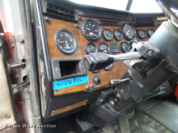 image for item DA3586 1989 Peterbilt 379 semi truck