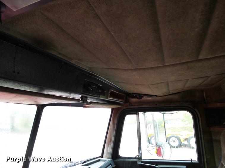 image for item DA3586 1989 Peterbilt 379 semi truck