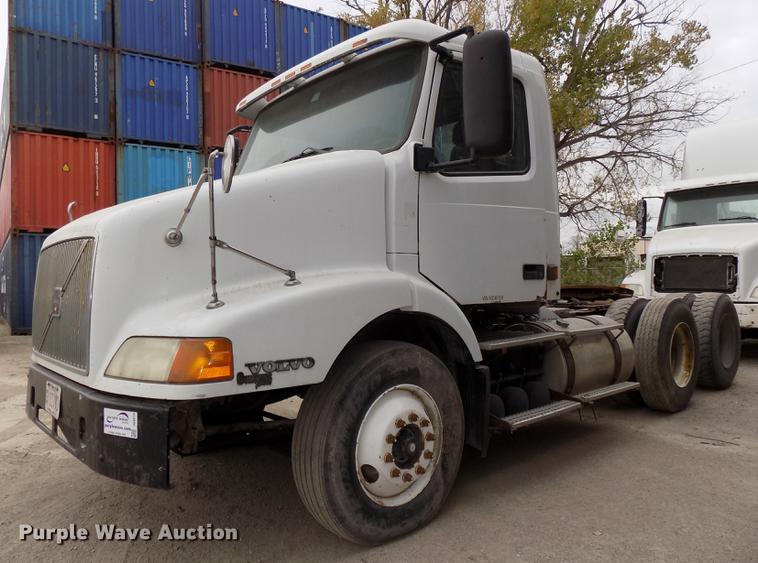 image for item DB8510 2000 Volvo VN semi truck