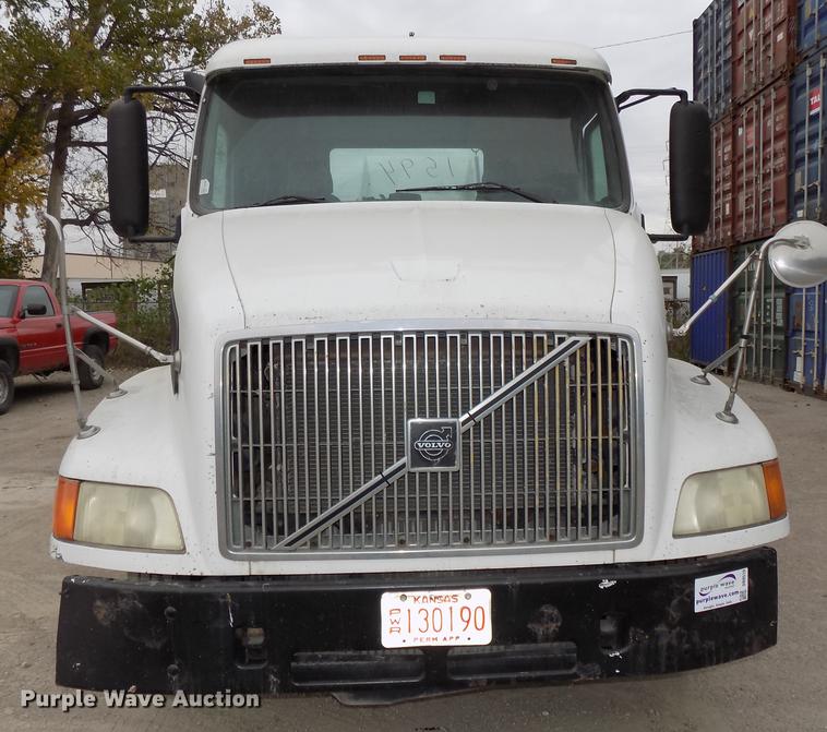 image for item DB8510 2000 Volvo VN semi truck
