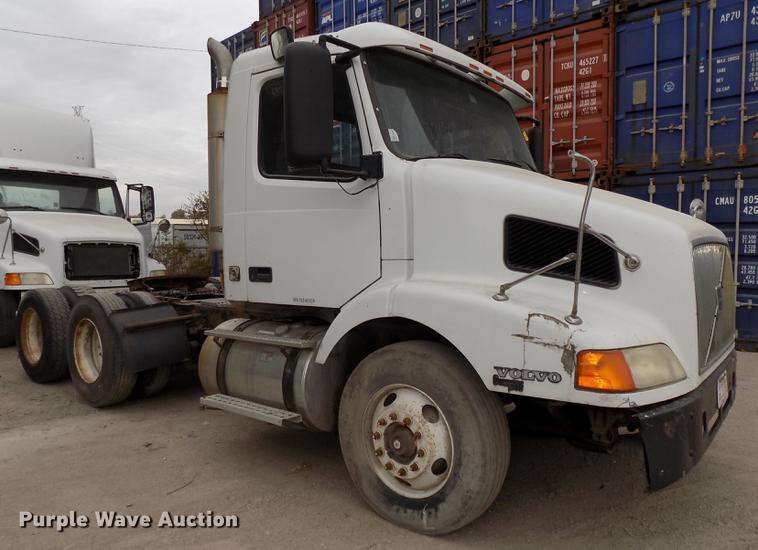 image for item DB8510 2000 Volvo VN semi truck