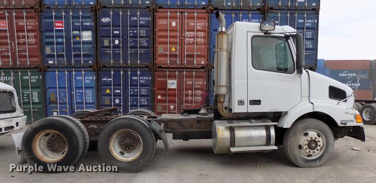 image for item DB8510 2000 Volvo VN semi truck