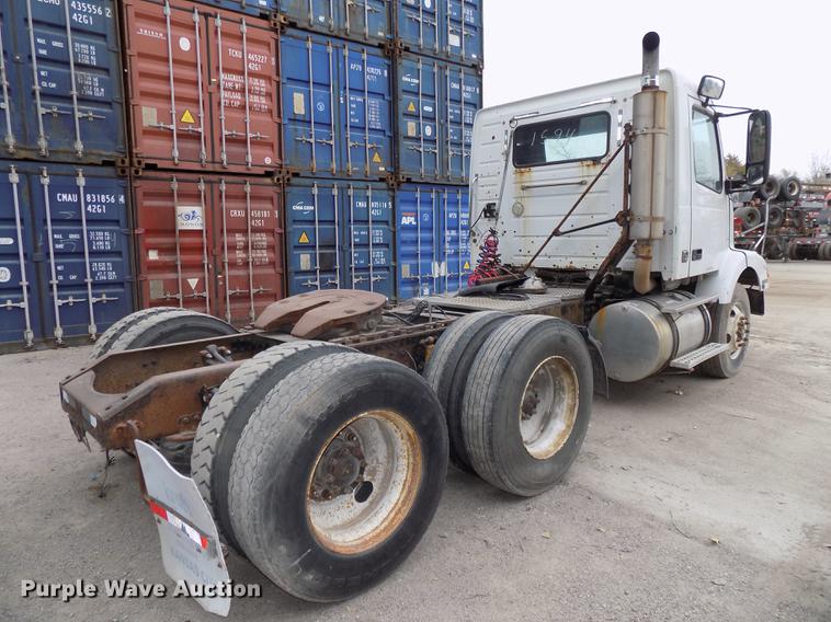 image for item DB8510 2000 Volvo VN semi truck