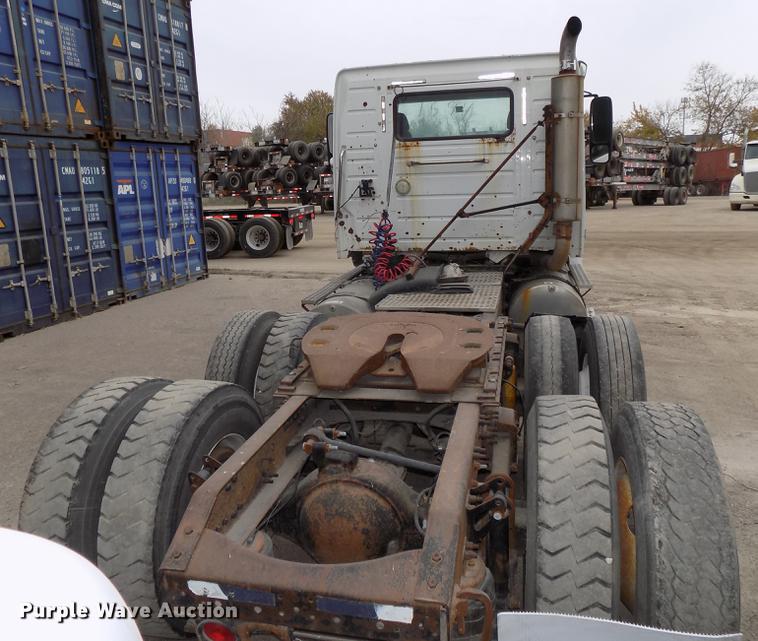 image for item DB8510 2000 Volvo VN semi truck