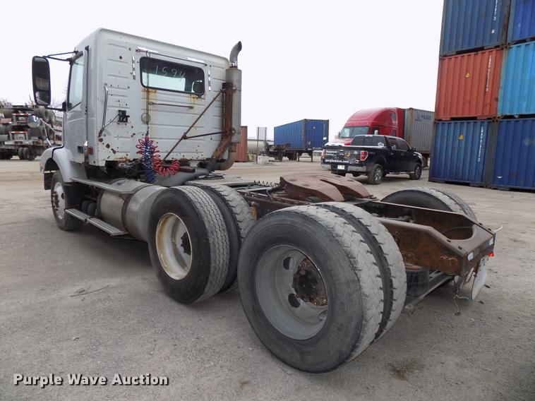 image for item DB8510 2000 Volvo VN semi truck