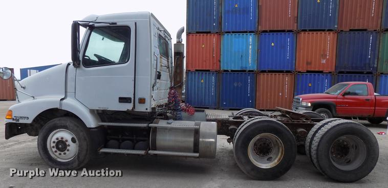image for item DB8510 2000 Volvo VN semi truck