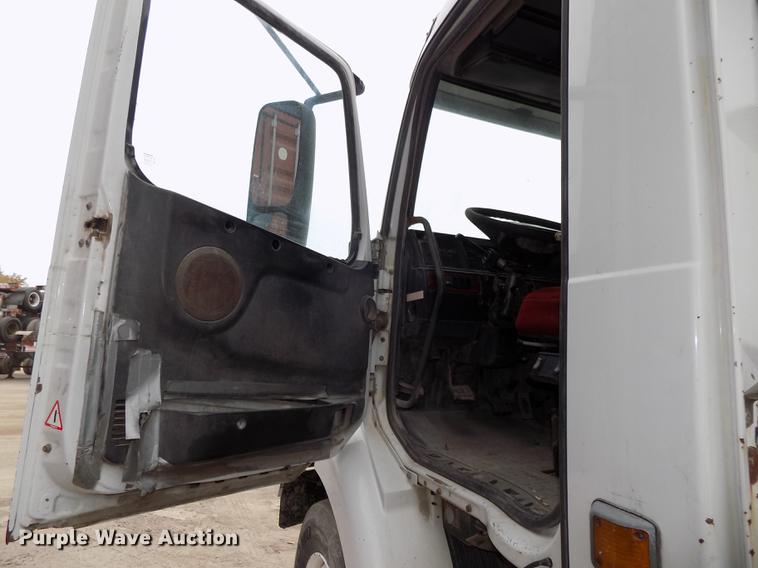 image for item DB8510 2000 Volvo VN semi truck