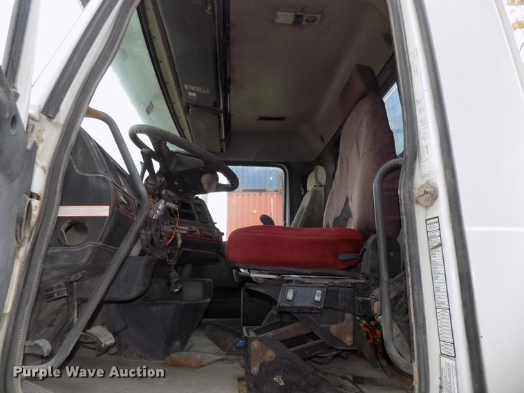 image for item DB8510 2000 Volvo VN semi truck