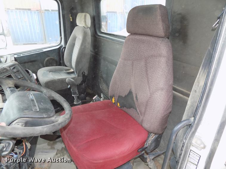 image for item DB8510 2000 Volvo VN semi truck