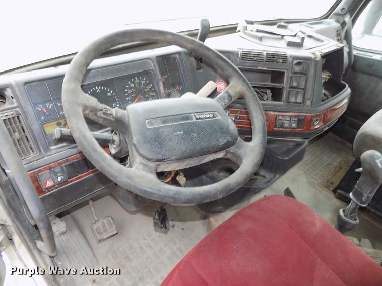 image for item DB8510 2000 Volvo VN semi truck