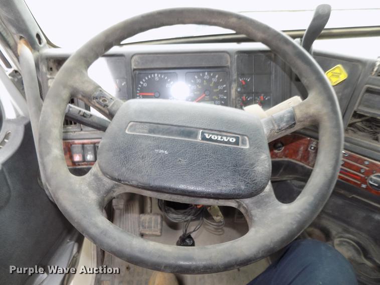 image for item DB8510 2000 Volvo VN semi truck