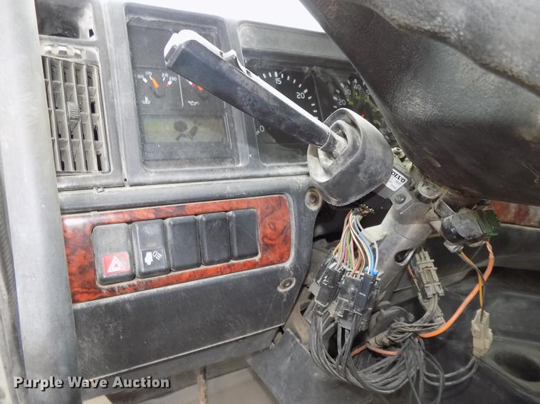 image for item DB8510 2000 Volvo VN semi truck