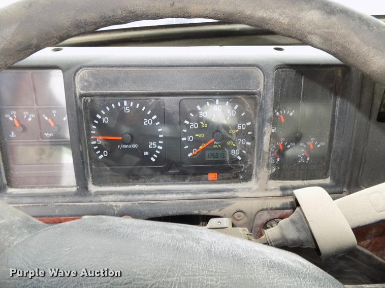 image for item DB8510 2000 Volvo VN semi truck