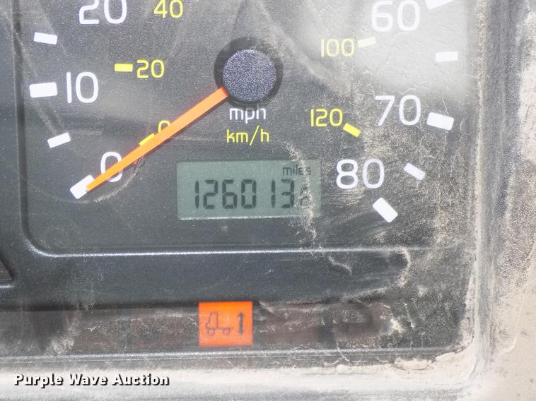 image for item DB8510 2000 Volvo VN semi truck