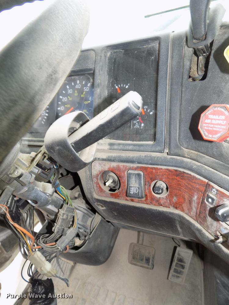 image for item DB8510 2000 Volvo VN semi truck