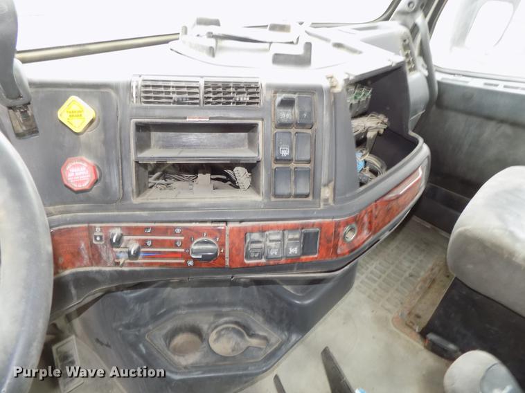 image for item DB8510 2000 Volvo VN semi truck