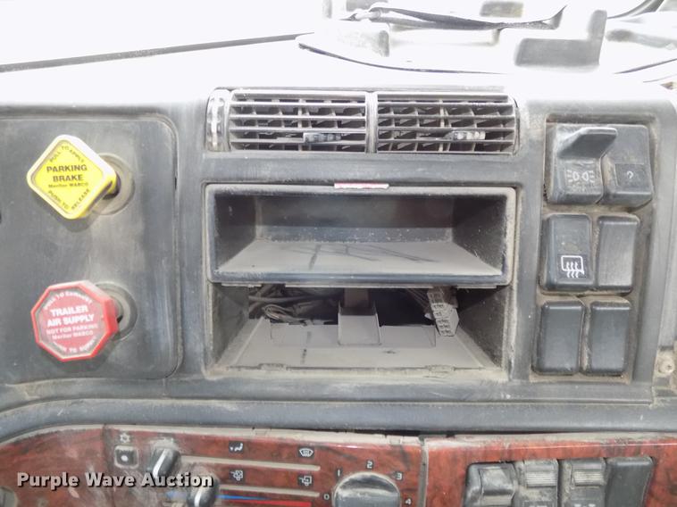 image for item DB8510 2000 Volvo VN semi truck