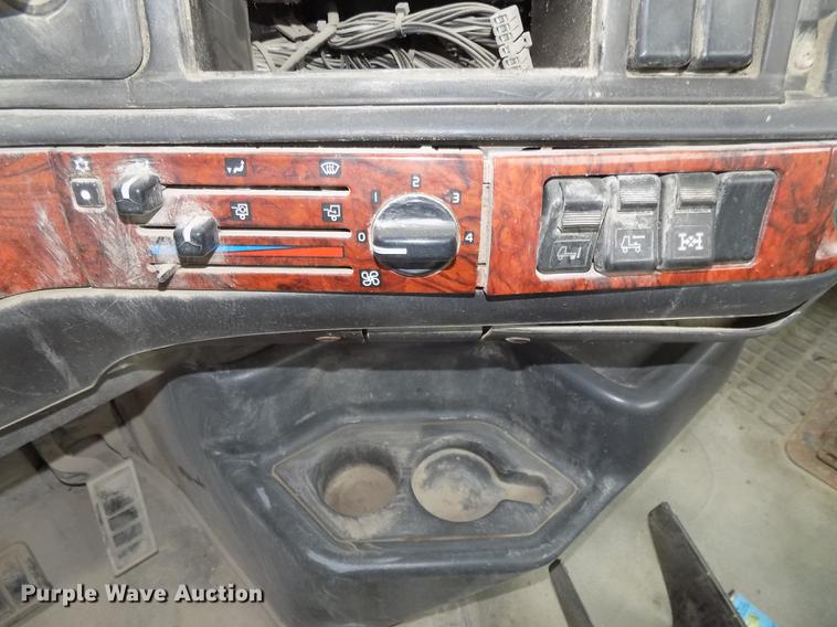 image for item DB8510 2000 Volvo VN semi truck