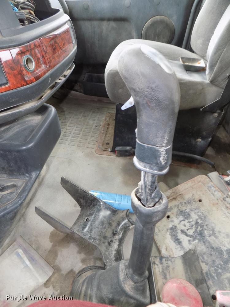 image for item DB8510 2000 Volvo VN semi truck