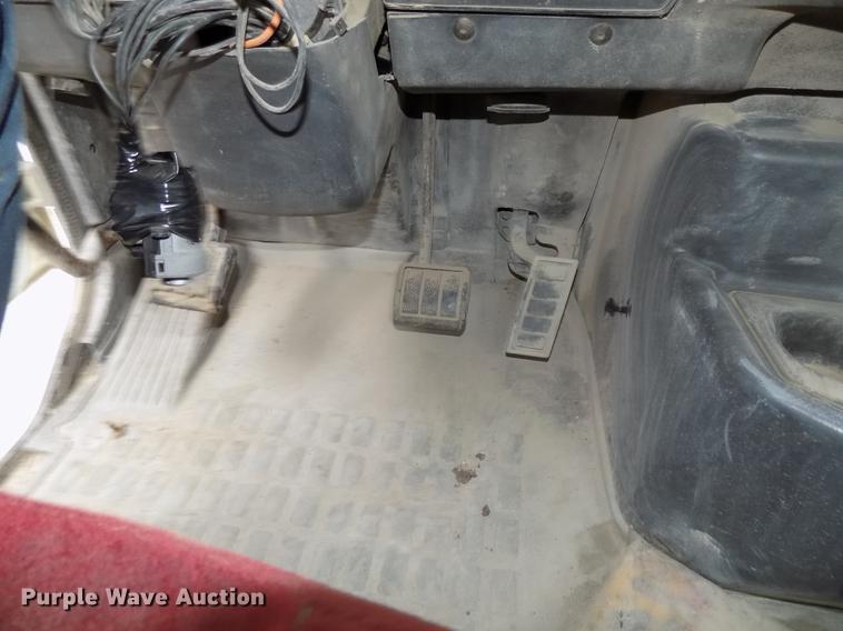 image for item DB8510 2000 Volvo VN semi truck