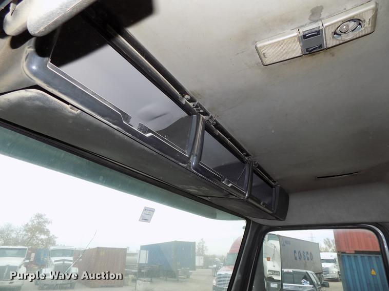 image for item DB8510 2000 Volvo VN semi truck