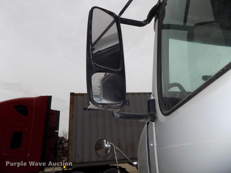 image for item DB8510 2000 Volvo VN semi truck