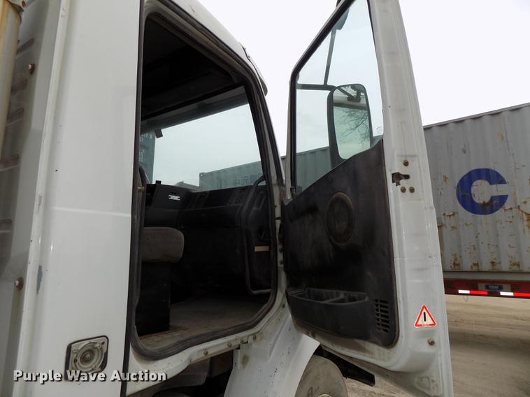 image for item DB8510 2000 Volvo VN semi truck