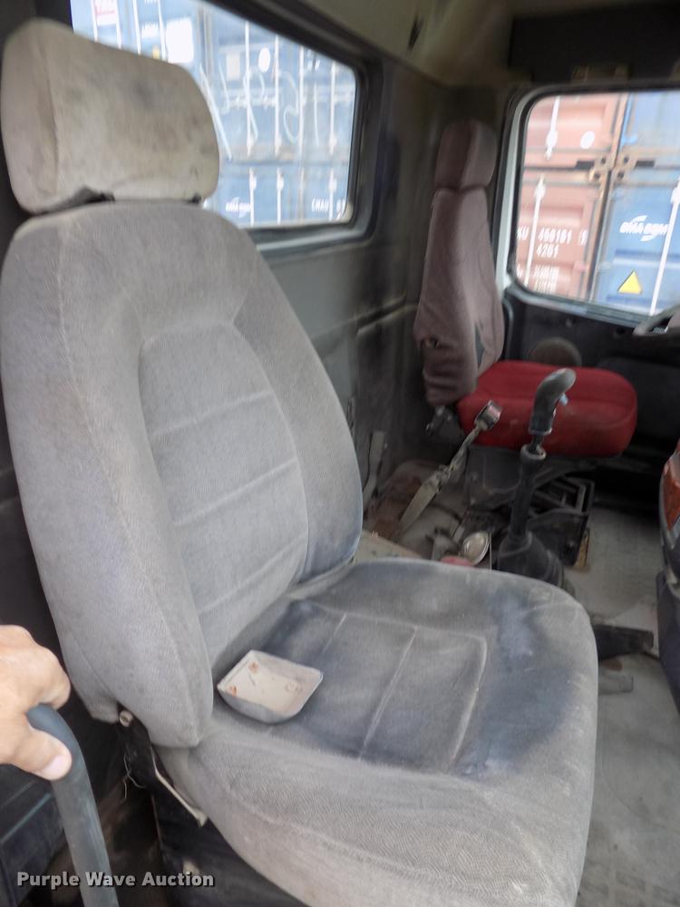 image for item DB8510 2000 Volvo VN semi truck