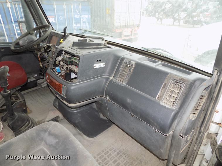 image for item DB8510 2000 Volvo VN semi truck