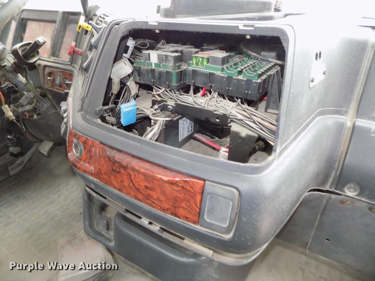 image for item DB8510 2000 Volvo VN semi truck