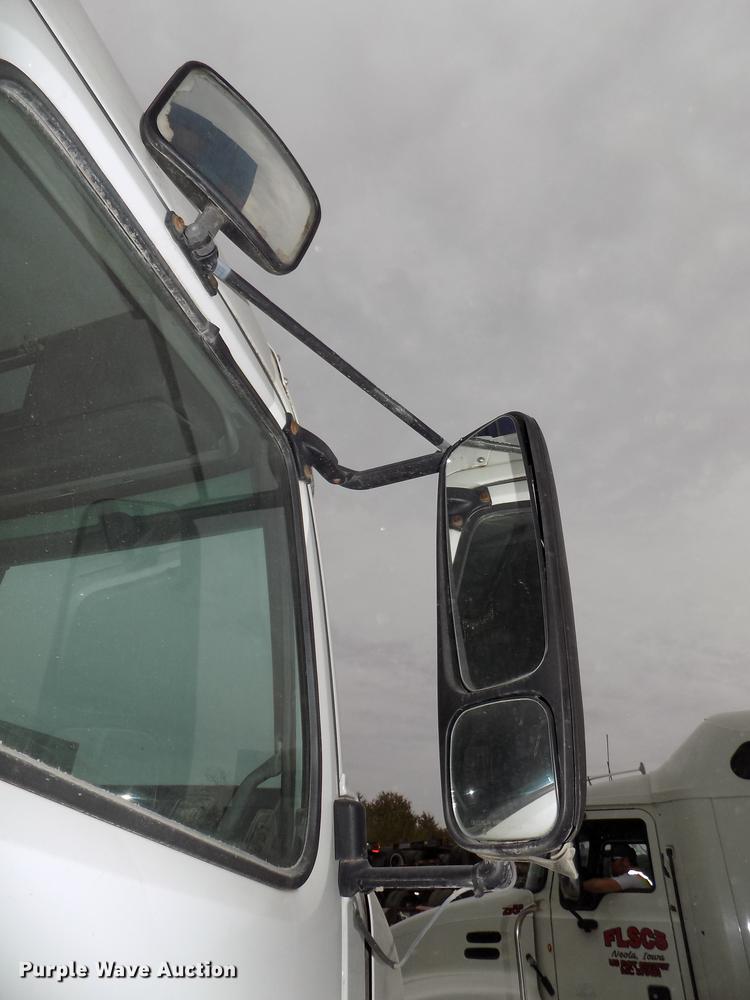 image for item DB8510 2000 Volvo VN semi truck