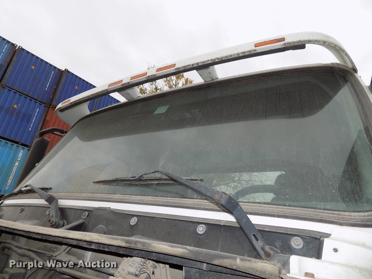 image for item DB8510 2000 Volvo VN semi truck