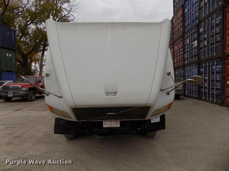 image for item DB8510 2000 Volvo VN semi truck