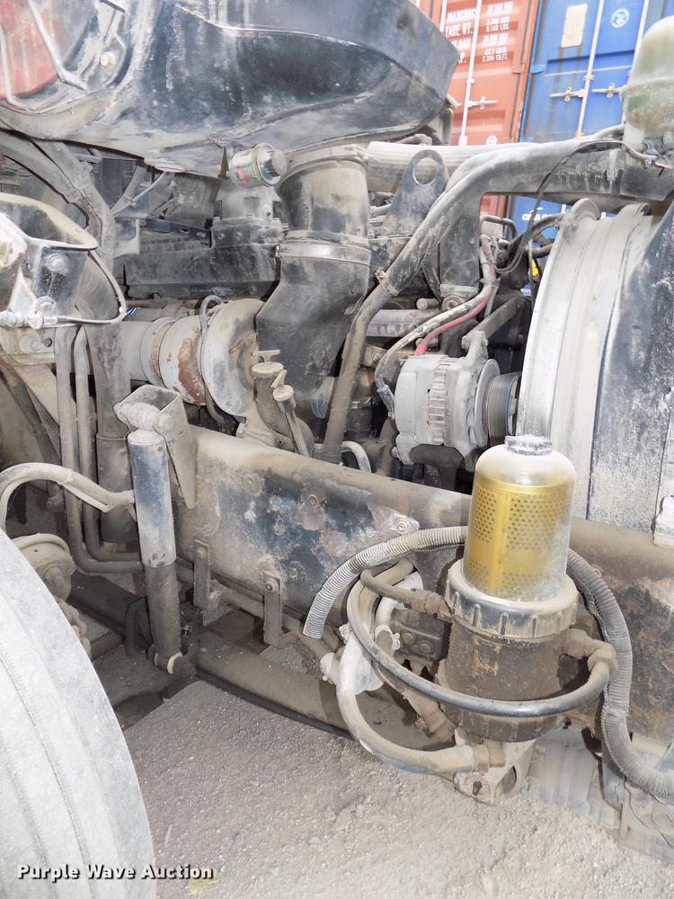 image for item DB8510 2000 Volvo VN semi truck