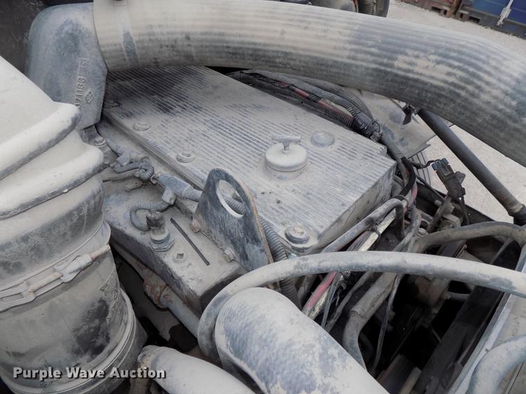 image for item DB8510 2000 Volvo VN semi truck