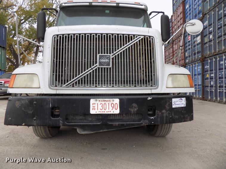 image for item DB8510 2000 Volvo VN semi truck