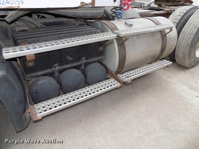 image for item DB8510 2000 Volvo VN semi truck