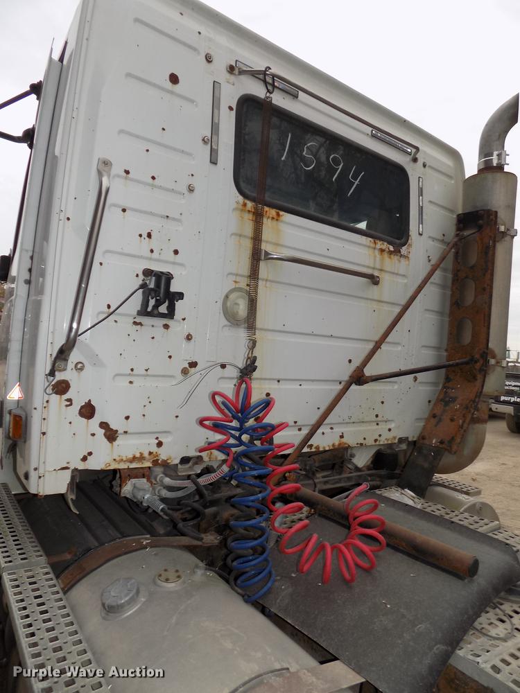 image for item DB8510 2000 Volvo VN semi truck