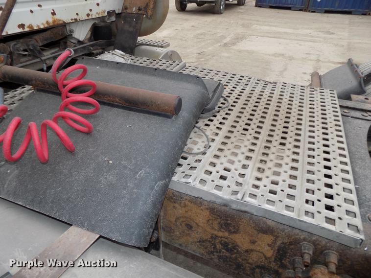 image for item DB8510 2000 Volvo VN semi truck