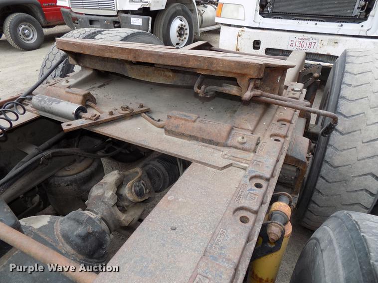 image for item DB8510 2000 Volvo VN semi truck