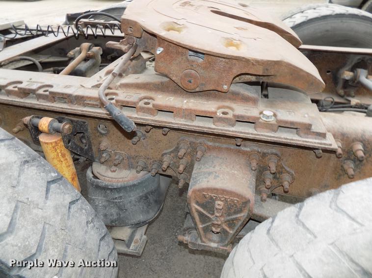 image for item DB8510 2000 Volvo VN semi truck