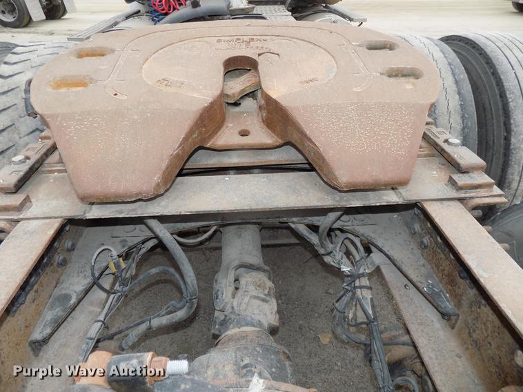 image for item DB8510 2000 Volvo VN semi truck