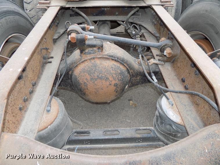 image for item DB8510 2000 Volvo VN semi truck