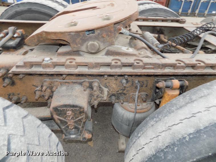 image for item DB8510 2000 Volvo VN semi truck