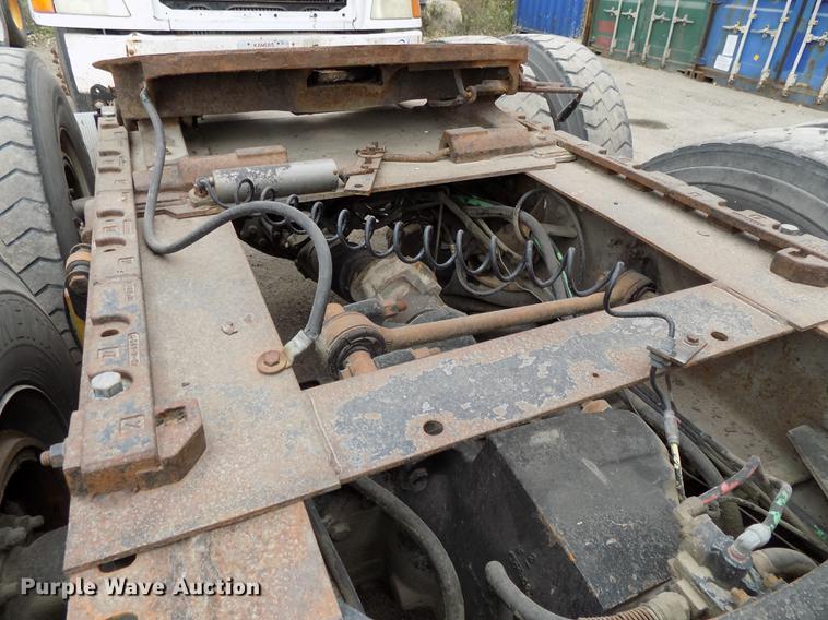 image for item DB8510 2000 Volvo VN semi truck